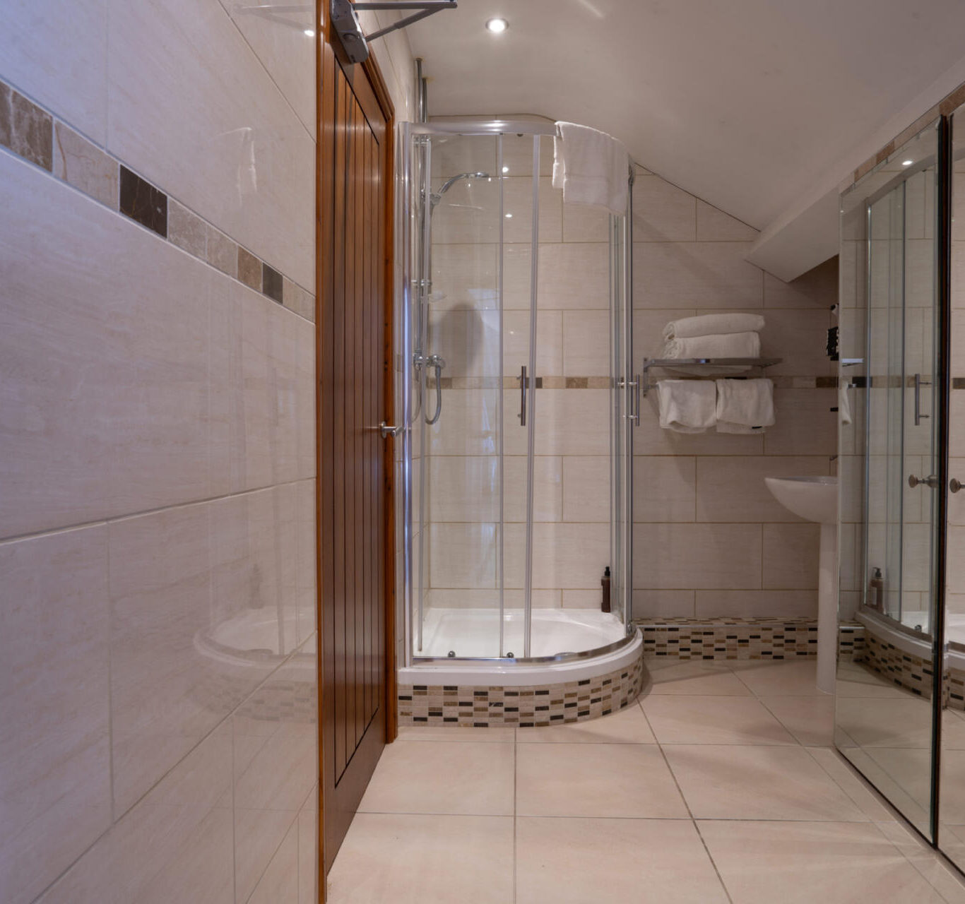 Feature-Party-Suite-Bathroom