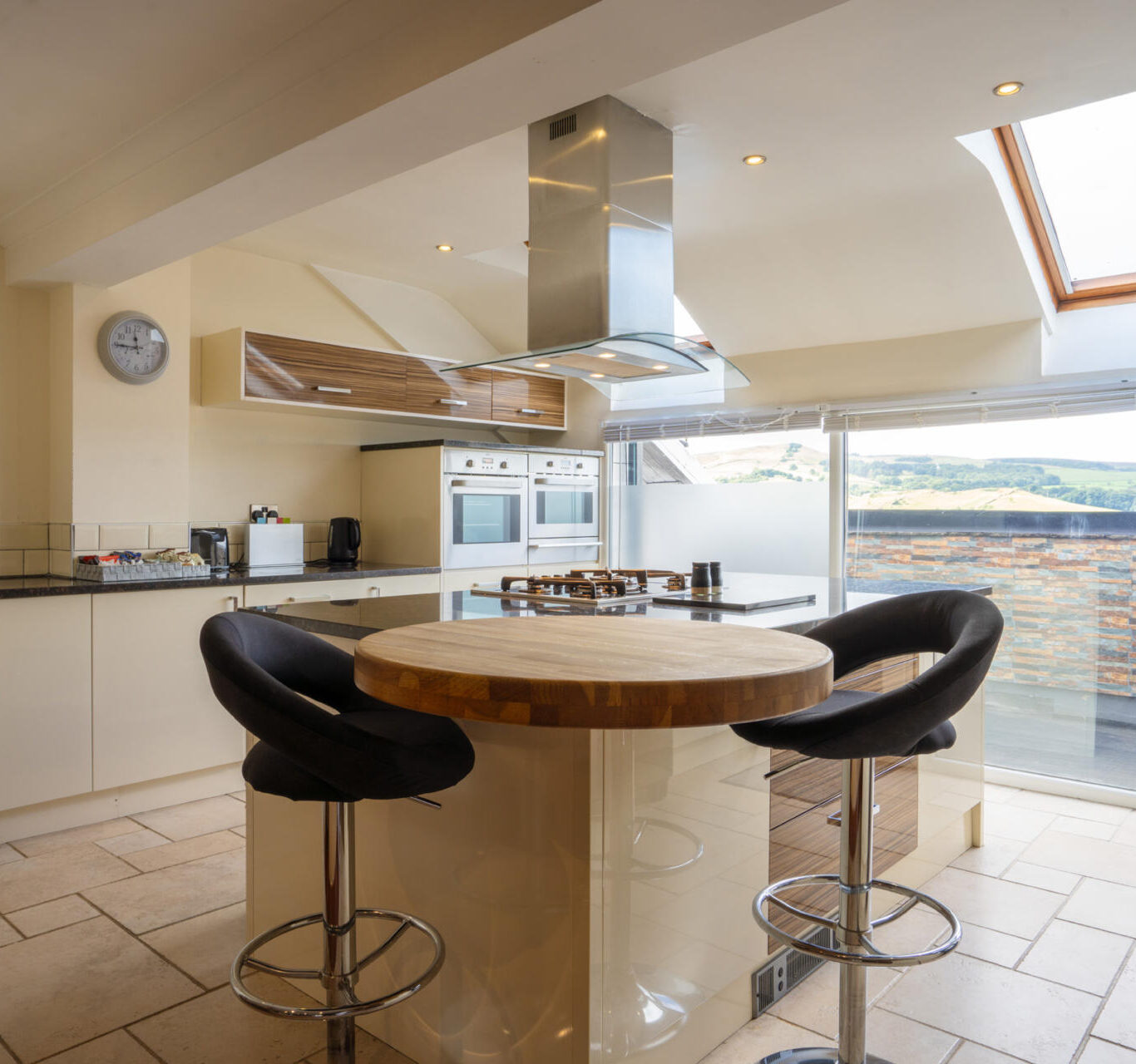 Feature-Party-Suite-Kitchen-3