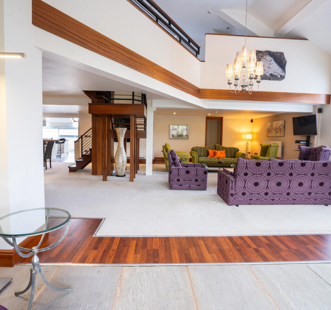 Feature-Party-Suite-Lounge-2